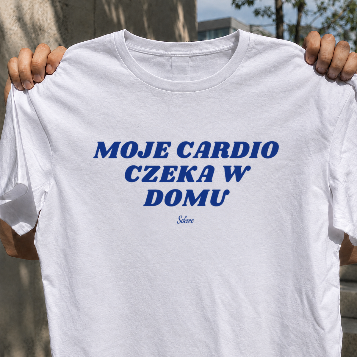 Biała koszulka z napisem „Moje Cardio Czeka w Domu” – nadruk z przodu – zdjęcie 2