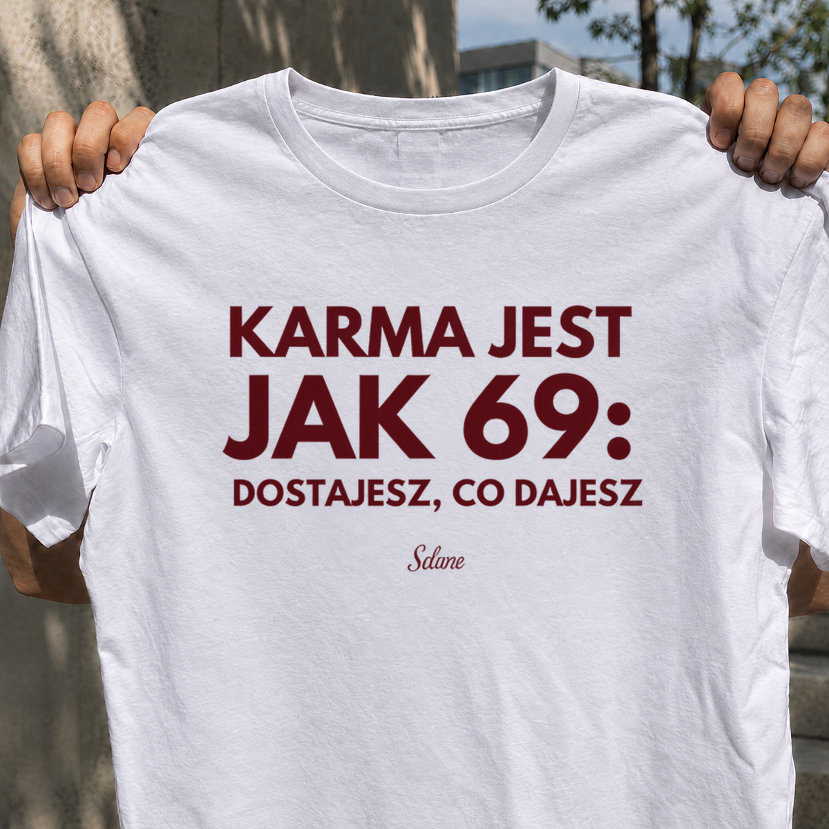 Biała koszulka z napisem o karmie i 69 – nadruk z przodu – zdjęcie 2