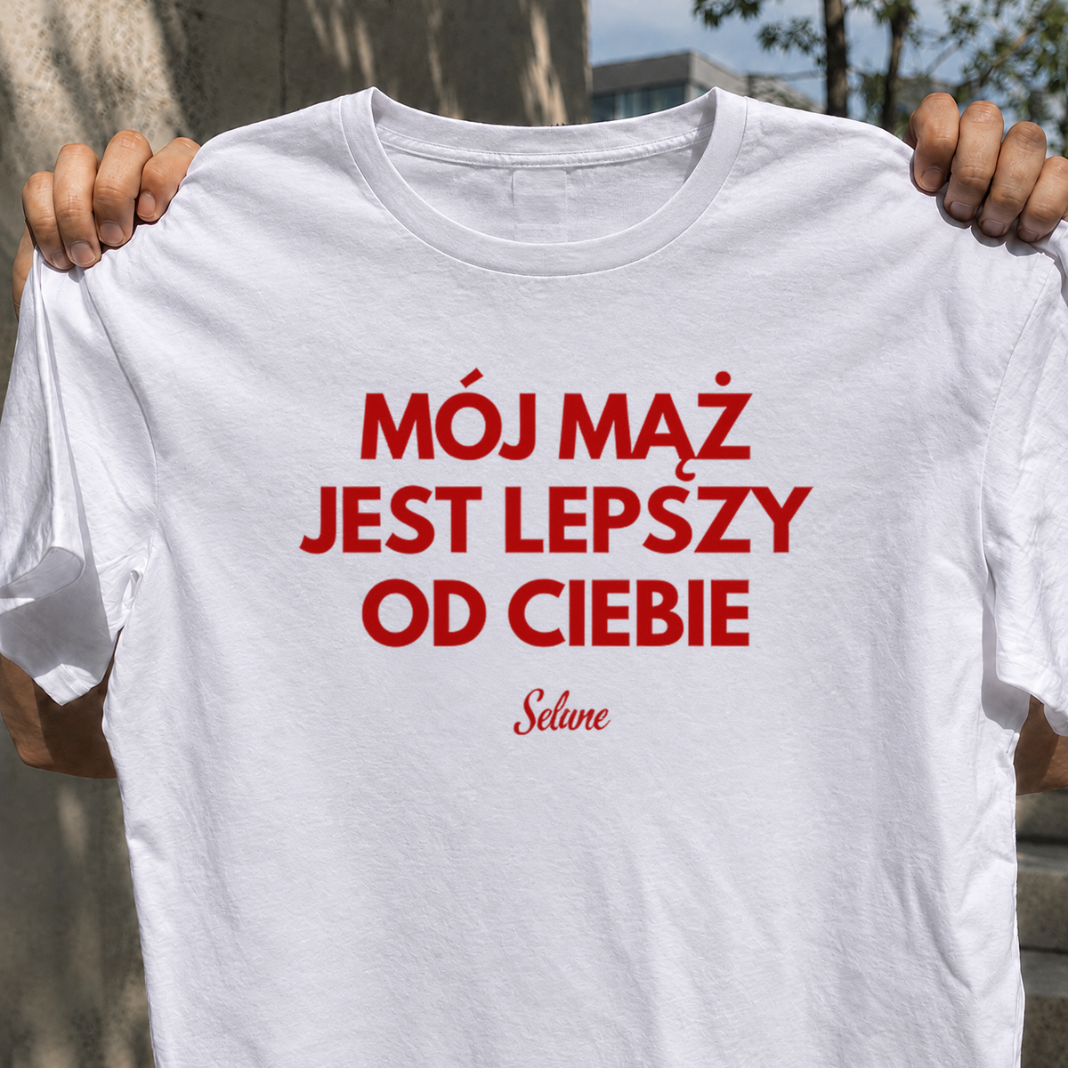 Biała koszulka z napisem „Mój Mąż Jest Lepszy od Ciebie” – nadruk z przodu – zdjęcie 2