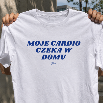 Biała koszulka z napisem „Moje Cardio Czeka w Domu” – nadruk z przodu – zdjęcie 2