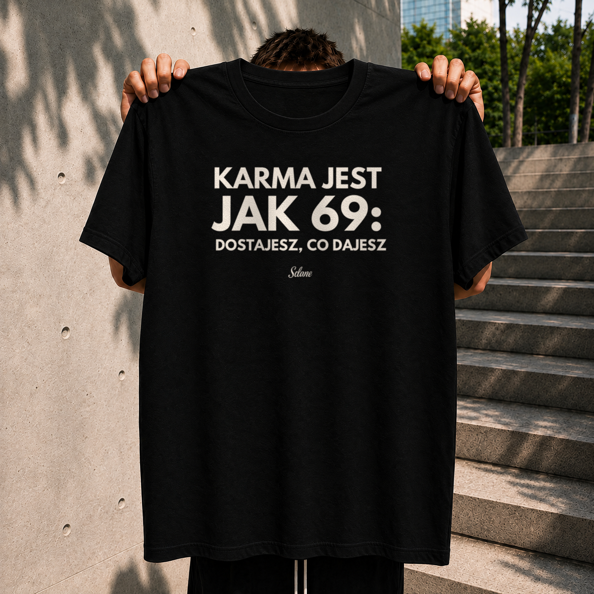 Czarna koszulka z napisem o karmie i 69 – nadruk z przodu – zdjęcie 2