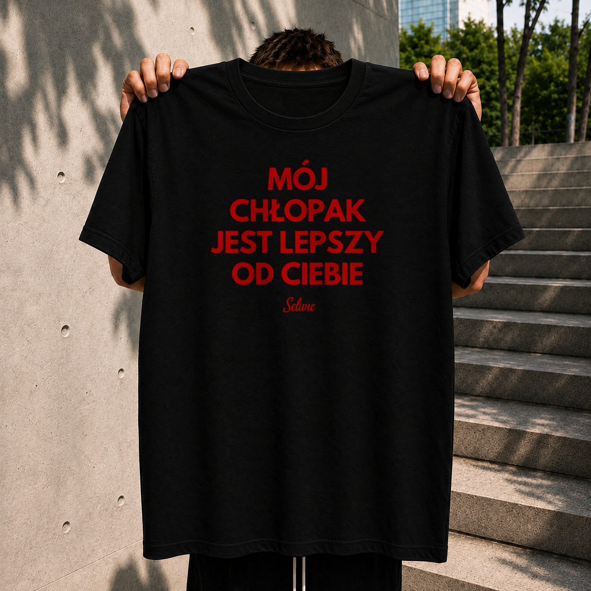 Czarna koszulka z napisem „Mój Chłopak Jest Lepszy od Ciebie” – nadruk z przodu – zdjęcie 2
