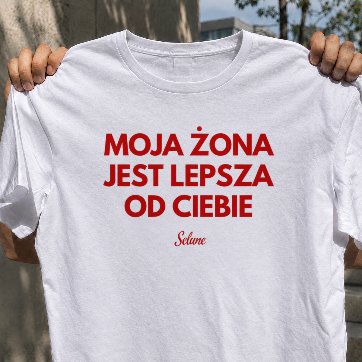Biała koszulka z napisem „Moja Żona Jest Lepsza od Ciebie” – nadruk z przodu – zdjęcie 2