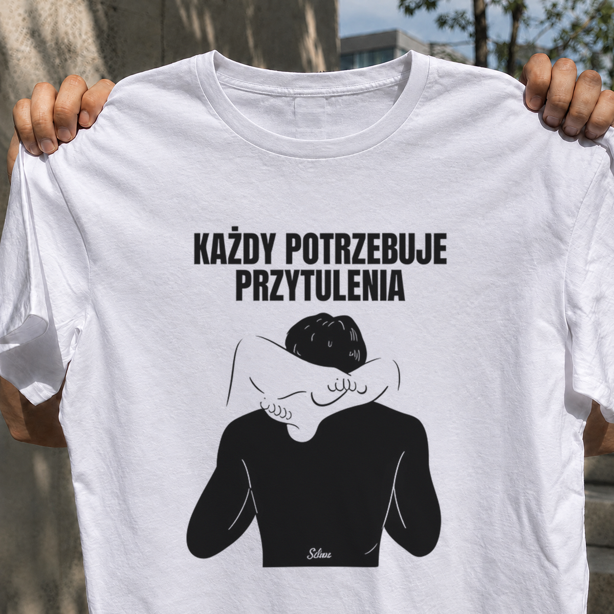Biała koszulka z napisem „Każdy Potrzebuje Przytulenia” – nadruk z przodu – zdjęcie 2